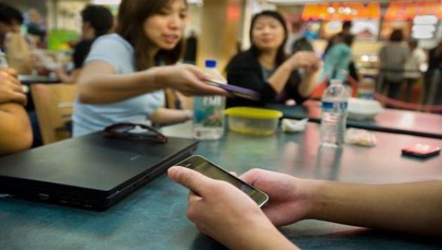 smartphone_hold_627_355