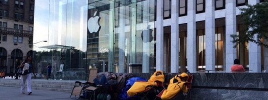 Κοιμούνται έξω από την Apple περιμένοντας να αγοράσουν το νέο iPhone 15 μέρες πριν κυκλοφορήσει