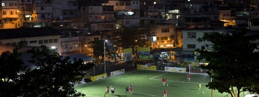 Γήπεδο στη Βραζιλία φωταγωγείται από την ενέργεια των παικτών