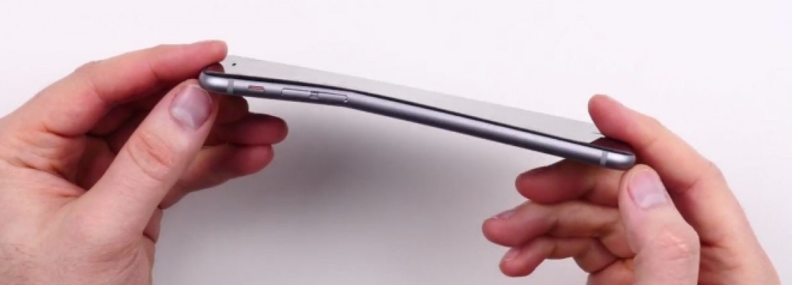Apple : «Τα κινητά μας λυγίζουν αλλά υπερβολικά σπάνια»