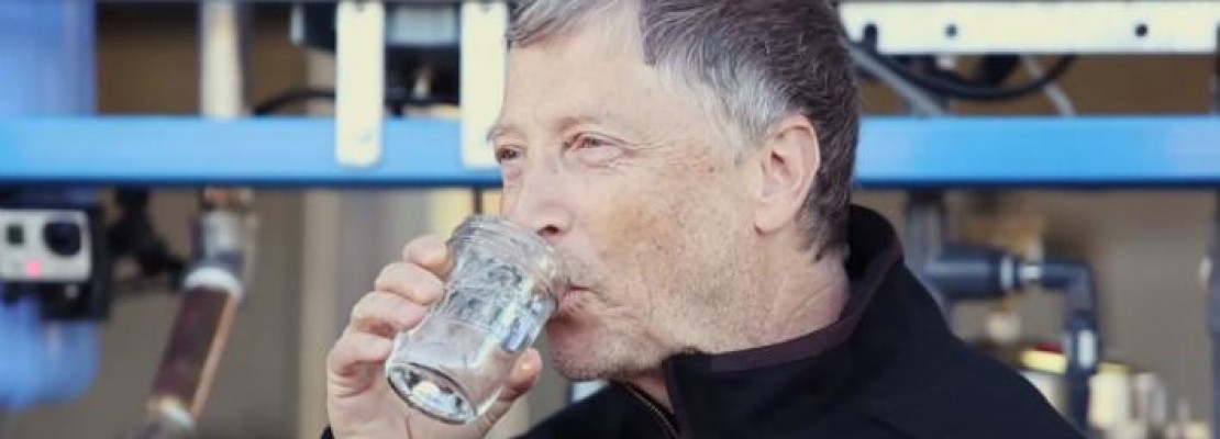 Ο Μπιλ Γκέιτς πίνει νερό από ανθρώπινα απόβλητα για να σώσει τον κόσμο