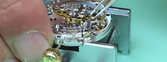 Γιατί τα Rolex είναι τόσο ακριβά: Καρέ-καρέ οι 3.135 κινήσεις που χρειάζονται για να κατασκευαστεί ένα ρολόι