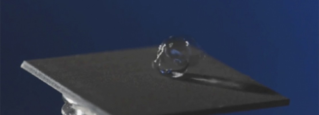Υδροφοβικό μέταλλο που καθαρίζεται μόνο του δημιούργησαν ερευνητές στις ΗΠΑ