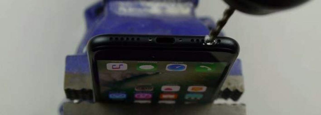 Βρήκαν πατέντα με τρυπάνι για να βάλουν στο «iPhone 7» ακουστικά