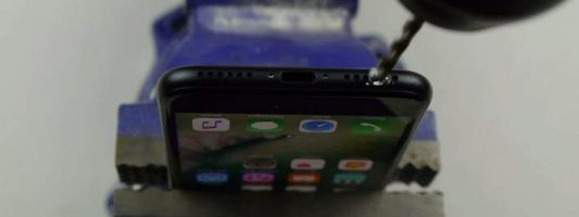 Βρήκαν πατέντα με τρυπάνι για να βάλουν στο «iPhone 7» ακουστικά