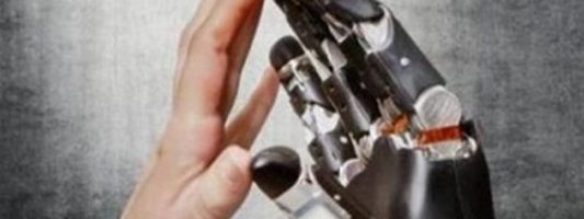 Ρομποτικό χέρι «έδωσε πίσω» την αίσθηση της αφής σε 28χρονο
