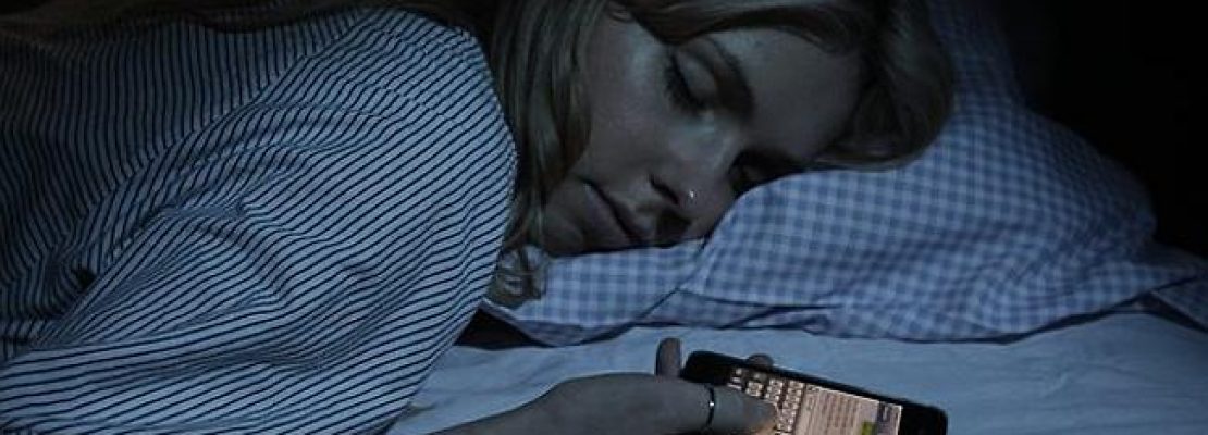 Έρευνα: Ανοιχτή οθόνη κινητού ίσον χειρότερη ποιότητα ύπνου
