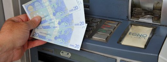 Χάκερς «τρελαίνουν» τα ATM και βγάζουν ανεξέλεγκτα λεφτά