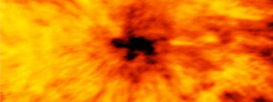Eικόνες από τον Ηλιο δείχνουν μια «χελώνα» διπλάσια από τη Γη