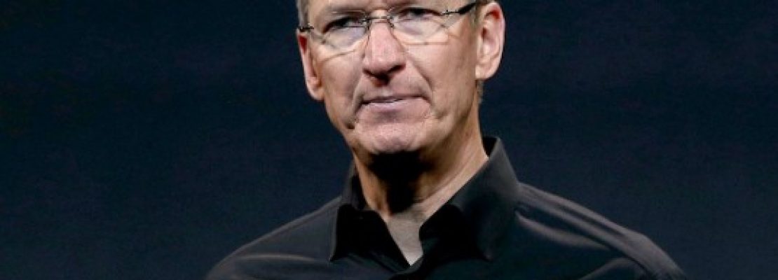 Apple: Για πρώτη φορά μείωσε τις απολαβές του Tim Cook