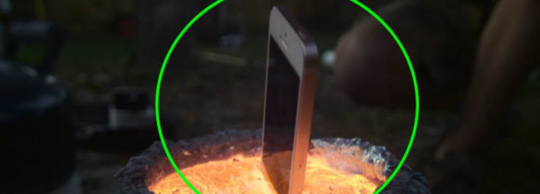Παίρνει ένα iPhone και το λιώνει σε καυτό αλουμίνιο…!