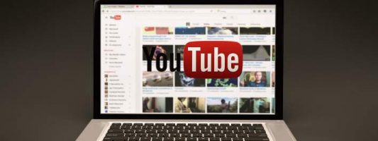 To YouTube καταργεί τις μεγάλες διαφημίσεις που δεν μπορούν να παρακαμφθούν