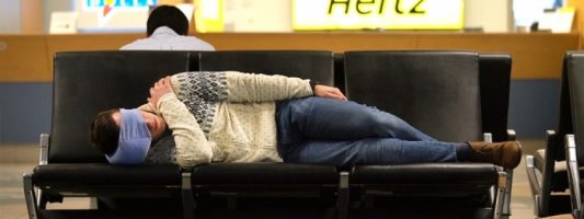 Το μαξιλάρι που λύνει το… πρόβλημα ύπνου στα αεροπλάνα