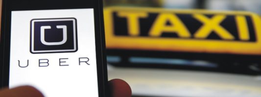 Uber: Αναστέλλει τις υπηρεσίες της στην Αθήνα