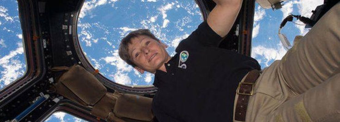 Στη σύνταξη η αστροναύτης με ρεκόρ παραμονής στο Διάστημα