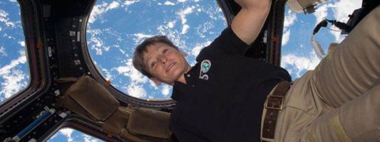 Στη σύνταξη η αστροναύτης με ρεκόρ παραμονής στο Διάστημα