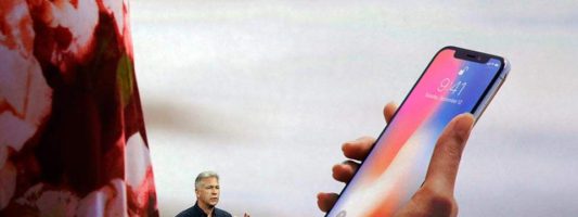 Φεμινίστριες κατά Apple για τα μεγέθη των νέων Iphone