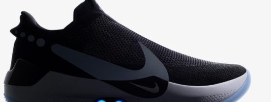 Η Nike έφτιαξε παπούτσι που προσαρμόζεται στο πόδι που το φοράει – Παίρνει «εντολές» μέσω κινητού!