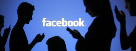 Έπεσε το Facebook! – Λευκή σελίδα σε εκατομμύρια χρήστες