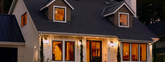 Τόσα χρειάζεσαι για να θωρακίσεις το σπίτι σου με κάμερες ασφαλείας και έξυπνα φώτα