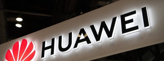 Huawei: «Στα μαχαίρια» με τη Wall Street Journal