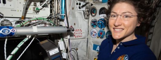 Αμερικανίδα αστροναύτης έσπασε το ρεκόρ συνεχόμενης παραμονής γυναίκας στο διάστημα
