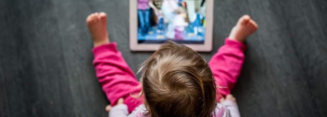 Τα παιδιά που περνάνε πολλές ώρες μπροστά σε οθόνες γίνονται πιο αδρανή σωματικά όταν μεγαλώσουν, σύμφωνα με έρευνα
