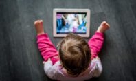 Τα παιδιά που περνάνε πολλές ώρες μπροστά σε οθόνες γίνονται πιο αδρανή σωματικά όταν μεγαλώσουν, σύμφωνα με έρευνα