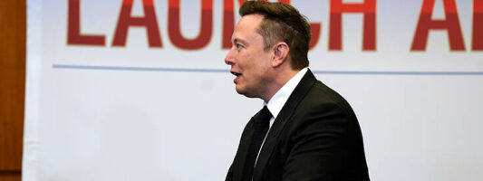 Τόσο πλουσιότερος έγινε ο Elon Musk πιάνοντας τον πρώτο στόχο παραγωγικότητας