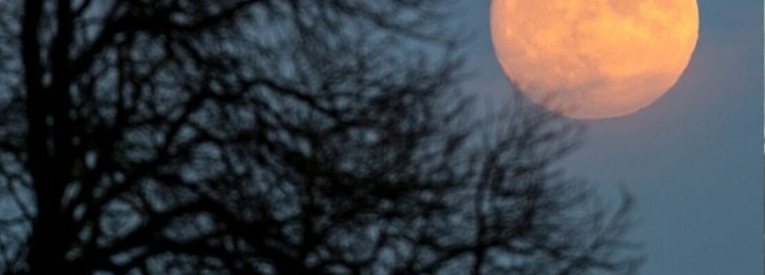 Έκλειψη σελήνης το βράδυ της Παρασκευής: Το φεγγάρι περνάει μέσα από την παρασκιά της Γης