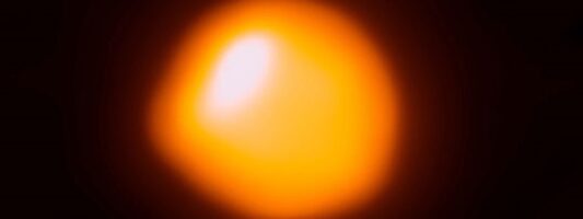 Tο υπεργιγάντιο άστρο Μπετελγκέζ είναι πιο κοντά μας απ’ όσο πιστεύαμε και θα αργήσει να εκραγεί