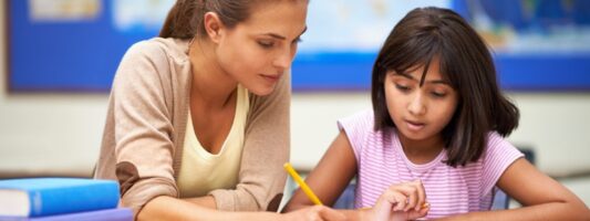 Έρευνα: Το γράψιμο με το χέρι (και όχι με το πληκτρολόγιο) κάνει τα παιδιά εξυπνότερα