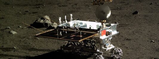 Εκτοξεύθηκε η αποστολή Chang’e 5 της Κίνας με στόχο να φέρει τα πρώτα δείγματα από τη Σελήνη