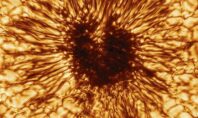 Εντυπωσιακή φωτογραφία ηλιακής κηλίδας μεγαλύτερης από τη Γη