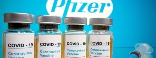 Έρευνα: Μία δόση εμβολίου AstraZeneca ή Pfizer μειώνει κατά 65% τον κίνδυνο μόλυνσης