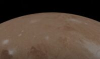 Ο Βαγγέλης Παπαθανασίου «ντύνει» τις εκπληκτικές εικόνες από την πτήση του “Juno” στον πλανήτη Δία