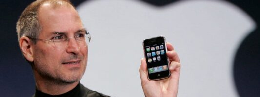 Στιβ Τζομπς: 10 χρόνια μετά τον θάνατό του, είναι η Apple μια καλύτερη εταιρεία;