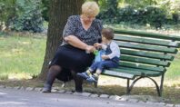 Γιατί οι γιαγιάδες νιώθουν μεγαλύτερη χαρά όταν έρχονται σε επαφή με τα εγγόνια τους, παρά με τα παιδιά τους
