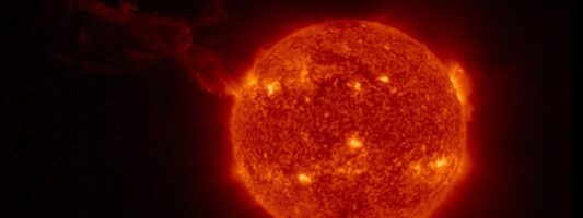 Γιγάντια έκρηξη στον Ήλιο μήκους εκατομμυρίων χιλιομέτρων είδε το σκάφος Solar Orbiter