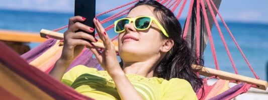 Συμβουλές για να σερφάρετε με ασφάλεια στο κινητό το καλοκαίρι