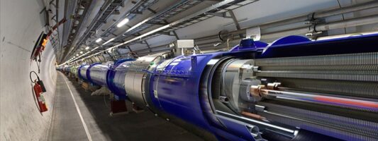 Επαναλειτουργεί επίσημα μετά από τρία χρόνια ο αναβαθμισμένος πια μεγάλος επιταχυντής του CERN