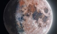 Αστροφωτογράφοι δημιούργησαν μια εκπληκτικά λεπτομερής φωτογραφία της Σελήνης