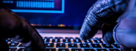 Doxing: Ο νέος κίνδυνος στο διαδίκτυο – Τι είναι η εκφοβιστική διαρροή προσωπικών δεδομένων και πώς να προστατευτείτε