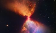 Το διαστημικό τηλεσκόπιο James Webb απαθανάτισε νέφος σε σχήμα κλεψύδρας κατά τον σχηματισμό νέου άστρου