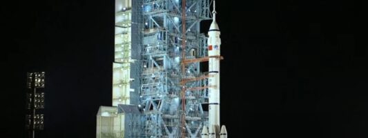 Κίνα: Εκτοξεύτηκε το Shenzhou-15 μεταφέροντας τρεις αστροναύτες στον κινεζικό διαστημικό σταθμό