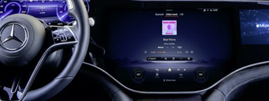 Apple – Google: Πώς οι τεχνολογικοί κολοσσοί θα «εισβάλουν» στα αυτοκίνητά μας