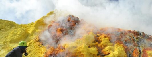 Ένα ηφαιστειακό μικρόβιο που τρώει το CO2 «εκπληκτικά γρήγορα», συμφωνα με επιστήμονες