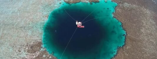 Μαγευτικές εικόνες από τη 2η μεγαλύτερη μπλε τρύπα στον κόσμο – Ίσως είναι «παράθυρο» σε νέες μορφές ζωής