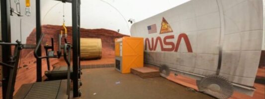 NASA: 4 άνθρωποι μόλις… πάτησαν στον «Άρη» και θα μείνουν εκεί ένα χρόνο