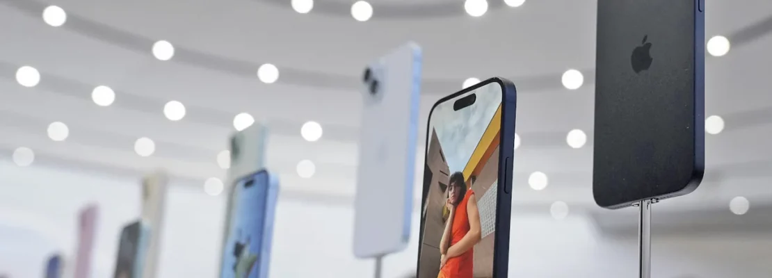 Πώς η Apple αυξάνει… με τρόπο τις τιμές στα iPhone χωρίς να σοκάρει τους καταναλωτές -Το Bloomberg εξηγεί